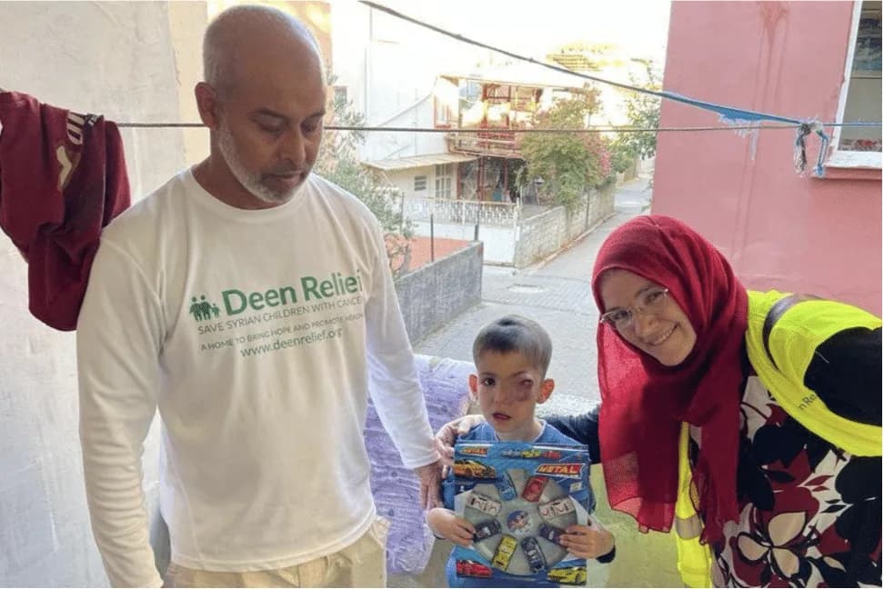 Deen Relief worker with a child at the care centre in Adana