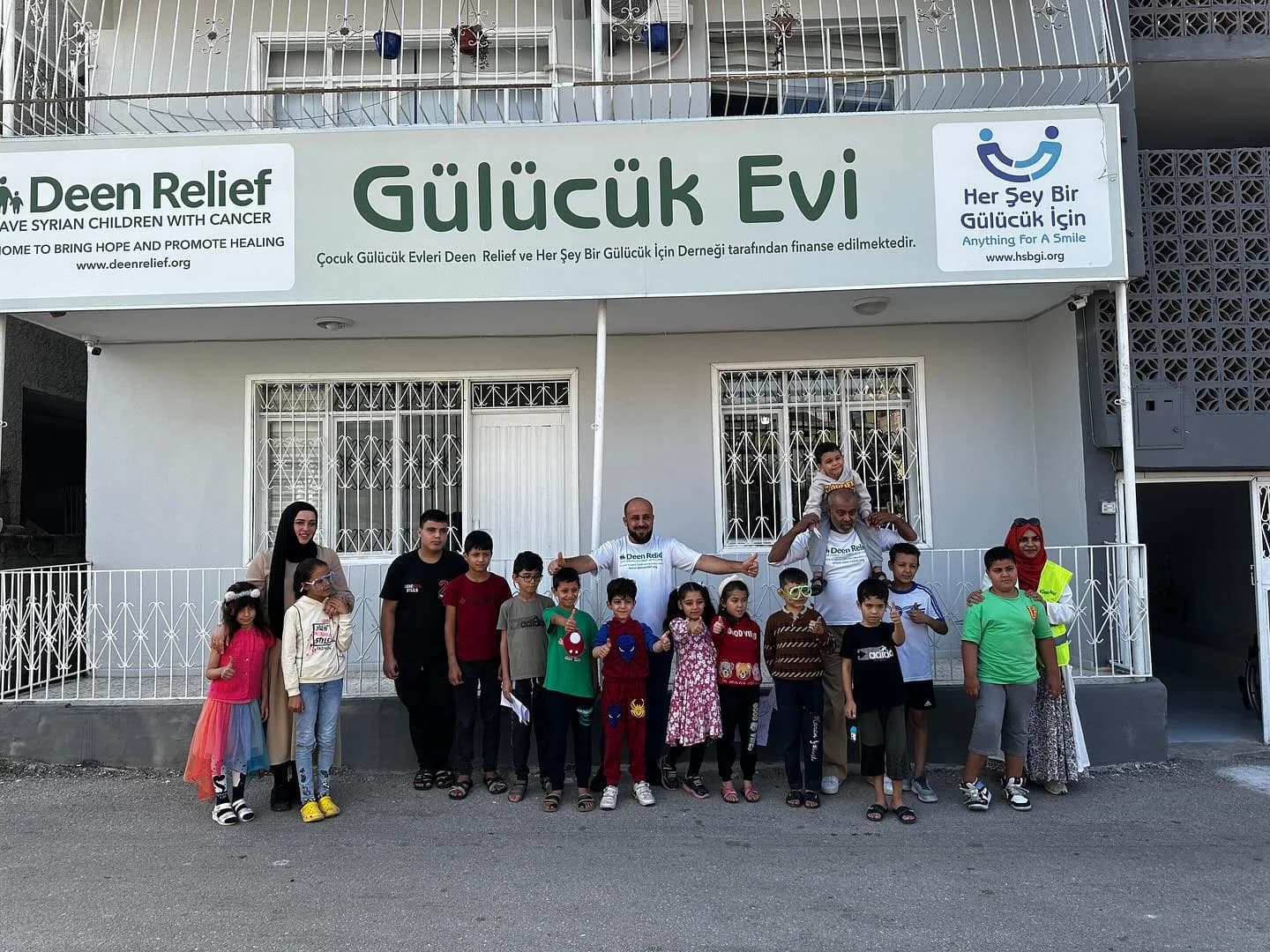 Deen Relief team with a large group of children at the entrance of the Gülücük Evi care centre in Adana, Turkey